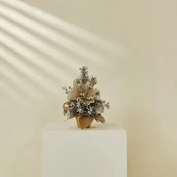 Коледна елха с реалистични борови игли Очарователен 30-см мини Коледно дърво с реалистични борови игли и Флорална декорация във формата на борови шишарки