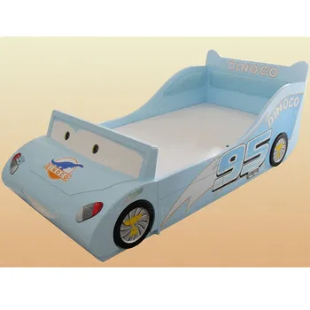Изработена по поръчка детско двуетажно легло от масив дърво във формата на колата и замъка двуетажно легло